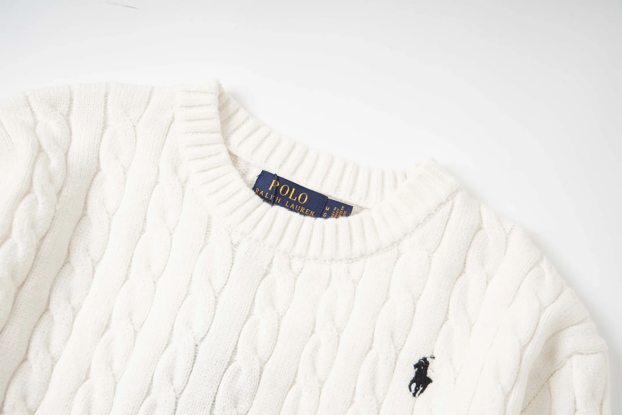 P210 model number: Y195 Ralph Lauren men's round neck sweater men's hemp flower original collar sweater. The version is really good-looking. It can be worn alone or as a jacket to be worn inside or outside. The upper body shows personal fashion charm. Four colors are available. The same style for men and women. A must-see item for new summer products. Tag, hanging grain, washed, packaging bag, full set of accessories. Very good appearance, super exquisite workmanship. Size: S-XL